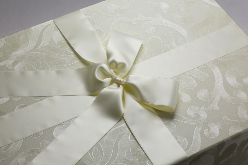 Die Accessoires-Boxen Creamy Ornaments werden mit passender Satinschleife kombiniert